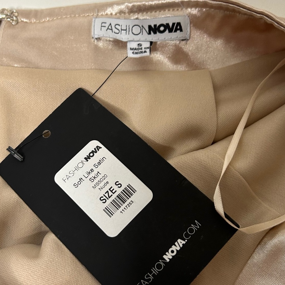 Fashion Nova l NWT Soft Like Satin Mini Skirt Nude Small - Picture 6 of 8